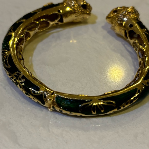 Vintage Lion Head ring and matching bracelet with emerald green enamel accents. - Picture 8 of 13